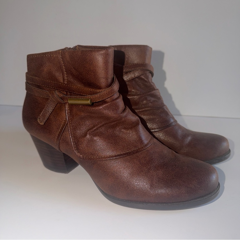 BareTraps Rhapsody Vegan Leather Brown Strappy Ankle Block Heel Boots Size 8.5